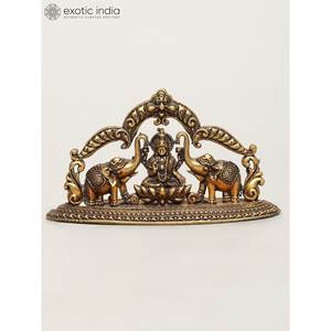 Petite statue en laiton Gajalakshmi superfine de 3 pouces avec arc de Kirtimukha Sculpture Premium fabriquée en Inde - Product Image 2