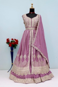 Presentamos el traje Salwar Kameez de diseñador Gulkayra Meenat, en tejido Chinon pesado con bordados y detalles. - Product Image 3