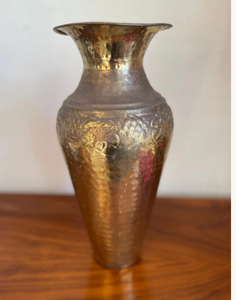 Vase à fleurs marocain en laiton, entièrement sculpté à la main, style floral étonnant ou design floral luxueux. - Product Image 3