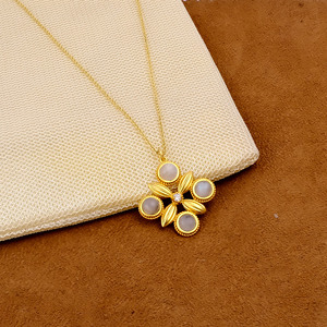 Collier El Joyero en pierre de lune arc-en-ciel, design trèfle, style bohème, plaqué or 18 carats, pendentif en pierres précieuses fait main, chaîne ajustable - Product Image 4