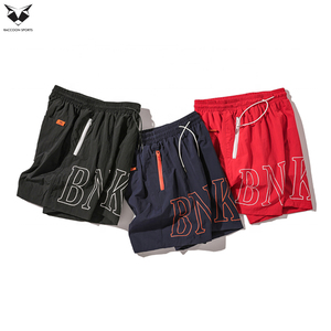 Shorts en nylon tendance pour hommes, avec poches zippées, imprimé graphique, logo personnalisé, qualité supérieure, vente en gros, style streetwear et sportswear - Product Image 3