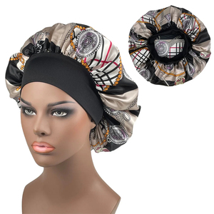 Bonnet de nuit en satin pour femme, motif géométrique et maillons de chaîne, accessoire de mode pour la maison, ajustable, toutes saisons - Product Image 1