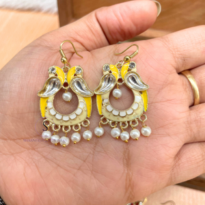 Magnifiques boucles d'oreilles Jhumkaas de créateur avec motifs de perles et d'oiseaux, travail en émail et perles, idéales pour les fêtes. - Product Image 4