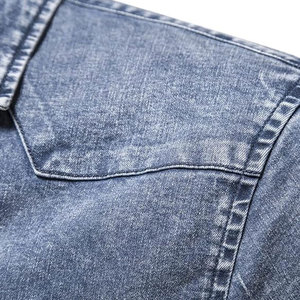 เสื้อเชิ้ตยีนส์ทรงคลาสสิคแบบใหม่ แขนยาว สวมใส่สบาย ดีไซน์ทันสมัย เหมาะสำหรับผู้ชาย - Product Image 4