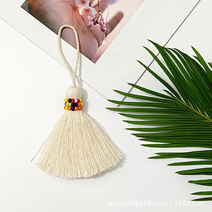 Pendentif décoratif en coton fait main avec pompons et perles, style bohème, thème plantes/fleurs, décoration murale pour entrée de maison ou porte. - Product Image 3