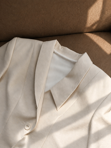 Blazer-péplum asymétrique boutonné crème pour femme, manches courtes, élégant, pour le bureau, ODM OEM ARDEN - Product Image 5