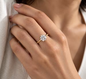 แหวนแต่งงานเพชรทรงบริลเลียนต์ 2.5 กะรัต ทองคำแท้ 14K เพชรเลี้ยงในห้องปฏิบัติการ 6 กรงเล็บ ประดับด้วยวงแหวนซ่อนรอบเพชร ดีไซน์คลาสสิกสำหรับผู้หญิง เครื่องประดับชั้นดี IGI - Product Image 5