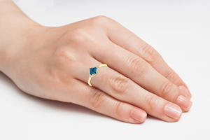 Anillo de moda 2026: Anillo delicado de oro amarillo de 14k con topacio azul de Londres de corte cuadrado de 5 mm y medio halo de diamantes, listo para enviar. - Product Image 4