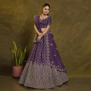 Lehenga Choli de Seda Crujiente |   Bordado Butti en toda la superficie |   Bajo de Vestido Profundo y Decorativo |   Dupatta Transparente con Acabado Artesanal - Product Image 1