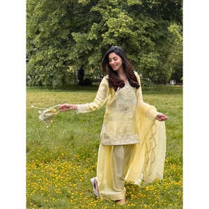 Conjunto de traje de fiesta de diseñador para mujer Top-Bottom y Dupatta para un aspecto elegante - Product Image 1