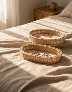 Plateau ovale en rotin floral, parfait pour la mise en scène esthétique de la table, les coins café et les espaces repas, provenant d'Inde. - Product Image 3