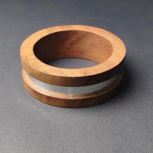 Bracelet en bois bicolore moderne avec incrustation en métal argenté poli - Bracelet géométrique en bois durable - Minimaliste et écologique - Product Image 4