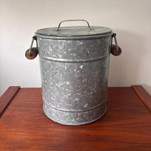 Seau à glace rustique galvanisé avec poignées en bois, idéal pour les événements, les mariages, les bars à domicile, le refroidissement des boissons et le service lors de fêtes - Product Image 1