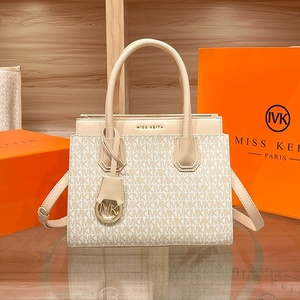 กระเป๋าโท้ทผู้หญิงมิสเคอิหนัง PU ตกแต่งลายตัวอักษรคลาสสิกกระเป๋าสะพายข้าง - Product Image 2