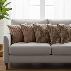 Juego de 5 Fundas de Almohada de Felpa Marrón LuxeFur y Funda de Tela para Sofá con Aspecto de Cuero Plegado Color Óxido para Decoración del Hogar - Product Image 3