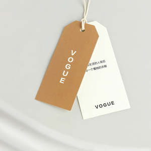 Étiquettes volantes et cartes de visite de luxe personnalisées OEM 2026 de haute qualité en papier avec impression UV et finition gaufrée pour vêtements - Product Image 1