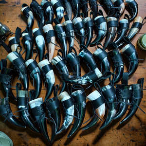 Mug en corne de Viking poli à la main avec étui en cuir, vaisselle haut de gamme au meilleur prix - Product Image 5