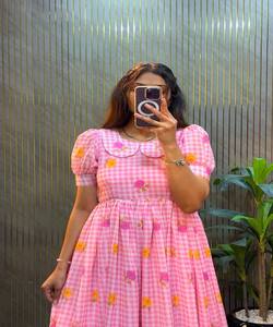 PRENDAS ÉTNICAS DE ALGODÓN ROSA BEBÉ CON ESTAMPADO FLORAL FANCY MUL CHANDERI, DE SECADO RÁPIDO, PARA USO DIARIO, PRECIO AL POR MAYOR - Product Image 2