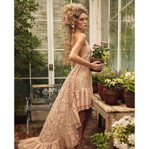 Vestido Maggie: Donde la Elegancia Atemporal se Une con el Encanto Moderno. Sus Dramáticas Mangas Campana, Volantes en Cascada y Escote Pronunciado. - Product Image 1