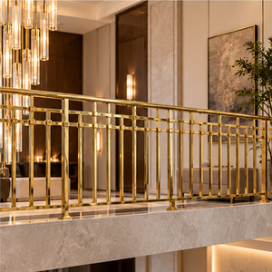 Balustrades contemporaines dorées avec connecteurs à grille carrée et barres verticales fines pour escaliers modernes - Product Image 4