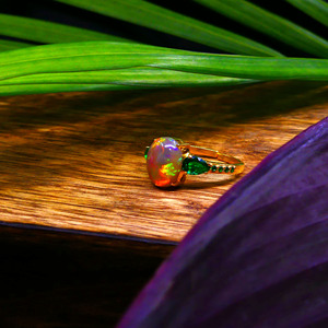 แหวนสามเม็ดประดับโรสโกลด์ พร้อมพลอยรูปไข่สีสันสดใสและเพชรสำหรับผู้หญิง สวมใส่ได้ทุกวัน - Product Image 5