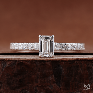 Anillo de Diamante Cultivado en Laboratorio con Corte Esmeralda de 0.50ct, Banda Pavé Catedral en Oro Blanco de 10K, Diseño Refinado con Corte Escalonado - Product Image 1