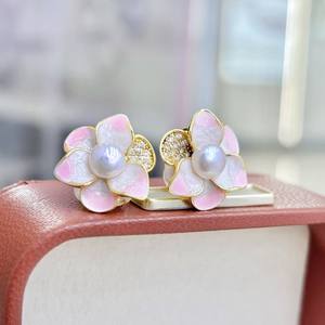 Boucles d'oreilles de luxe en perles d'eau douce naturelles, camélia avec des fleurs incrustées de pierres exquises - Product Image 1