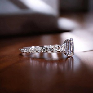 Bague de fiançailles en or blanc avec diamant taille émeraude, sertie pavé, classique, pour femme, bijoux fins - Product Image 2