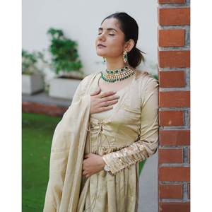 Conjunto de Traje Dorado Satinado en Talla XS, Tono Sepia, Conjunto Elegante - Product Image 3