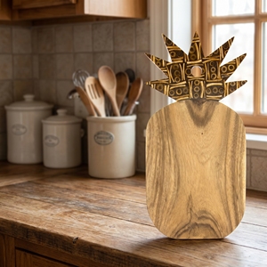 Tabla de servir grande de madera de suar de grado alimenticio con incrustaciones de coco y bambú, sin barnizar, hecha a mano, arte artesanal de Bali - Product Image 4
