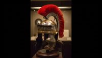 Casque de Centurion Galique Impérial Romain avec Plume Rouge, Acier Doux Poli Plaqué Or, Gravure Traditionnelle, Armure Médiévale pour Cosplay