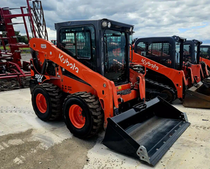Cargadora Compacta Kubota SSV65 con Ruedas y Cucharón para Trabajos Agrícolas, Construcción y Manejo de Materiales - Product Image 1