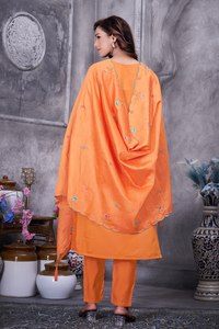 Conjunto de Kurti de Seda Romana de Lujo con Bordado, Pantalón a Juego y Dupatta de Maslin |   Fabricante de Ropa B2B - Product Image 5