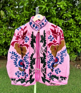 Veste en coton tricotée et brodée faite à la main pour femme, rose, motif floral ethnique, style bohème, respirante, écologique, coupe chauve-souris, col montant - Product Image 5