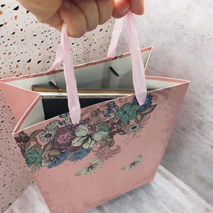 Bolsa de Regalo de Cartón de Lujo con Diseño Floral de Mariposas Rojo Anaranjado, Impresión Digital y Asa de Cinta - Product Image 5