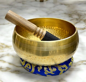 Bol chantant en laiton artisanal avec marteau en bois et coussin bleu, bol sonore tibétain pour la méditation, le yoga et la guérison sonore - Product Image 3