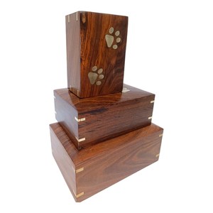 Urne funéraire artisanale en bois pour animaux de compagnie, gravée avec portrait de chien, nom personnalisé, dates, empreintes de pattes, forme rectangulaire, décoration sur le thème des animaux - Product Image 2