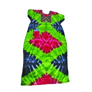 Camisón bordado multicolor con estilo para mujer, ropa de dormir cómoda de verano de tamaño libre con patrón de tinte vibrante único - Product Image 3