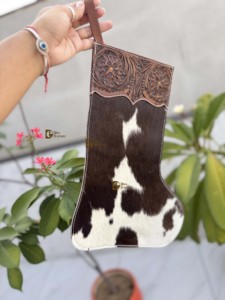Calcetín navideño de cuero vacuno hecho a mano para la familia, decoración colgante para árbol de Navidad y chimenea, bolsa de regalo para fiestas. - Product Image 2
