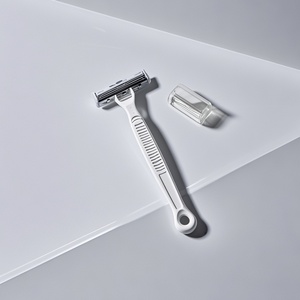 Navaja de Afeitar Desechable de Acero Inoxidable con Hoja Única y Mango de Plástico Recubierto de Platino para Uso en Salón y Cuidado Personal - Product Image 4