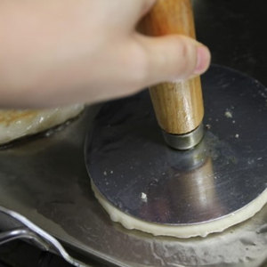 เครื่องทำฮอทเต็อกสแตนเลสแบบใช้ซ้ำได้ ขนาด 11 ซม. ด้ามจับไม้ธรรมชาติ สำหรับทำแพนเค้กเกาหลี บาร์เบอร์ เนื้อทอด และอื่นๆ - Product Image 2