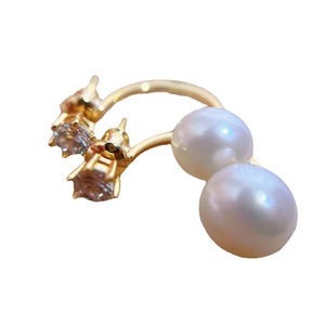 Boucles d'oreilles classiques en forme de petits poissons croisés avec perle d'eau douce naturelle, design simple et naturel, style tendance et lumineux - Product Image 5
