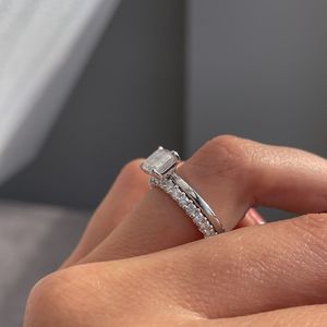 Anillo de Compromiso y Boda con Diamante Cultivado en Laboratorio, Corte Esmeralda, 2.45 Quilates, Oro Amarillo de 14k, Certificado IGI, Joyería de Lujo para Regalo - Product Image 5