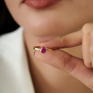 Impresionante Anillo Minimalista de Diseño Delicado con Rubí en Forma de Pera, Joyería para Mujer de Uso Diario, Oro Amarillo de 14K, Piedra de Nacimiento de Julio - Product Image 2