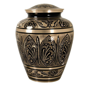 Urne funéraire élégante en laiton faite à la main avec motif en relief, écologique, pour cendres d'adultes - Product Image 6