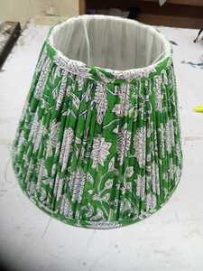 Abat-jour plissé Empire en lin et soie imprimé Ikat vert et blanc, pour lampes de table, de bureau et sur pied, avec douilles E27 et anneaux de fixation – Grande Vente - Product Image 1