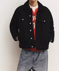 Chaqueta vaquera estilo Tucker con bolsillos delanteros con solapa, cuello combinado de piel sintética y cierre de botones metálicos, hecha de algodón. - Product Image 5