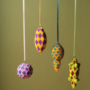 Adorno Navideño Geométrico Hecho a Mano con Cuentas - Product Image 1
