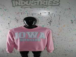 Sweat-shirt à col montant rose IOWA NURSING, 100% coton blanc, broderie appliquée, col large, CLUSH SPORTS - Product Image 3