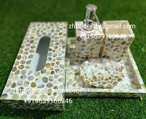 Conjunto de accesorios de baño con incrustaciones de perlas y mosaico de fregona blanca clásica, bandeja de tocador de lujo, dispensador de jabón, vaso y soporte - Product Image 1